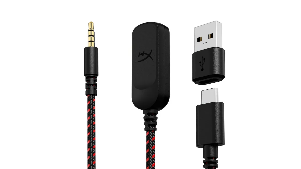 Jackul de 3,5 mm al căștilor HyperX Cloud III, dongle-ul USB-C și adaptorul USB-C la USB-A, pe fundal alb