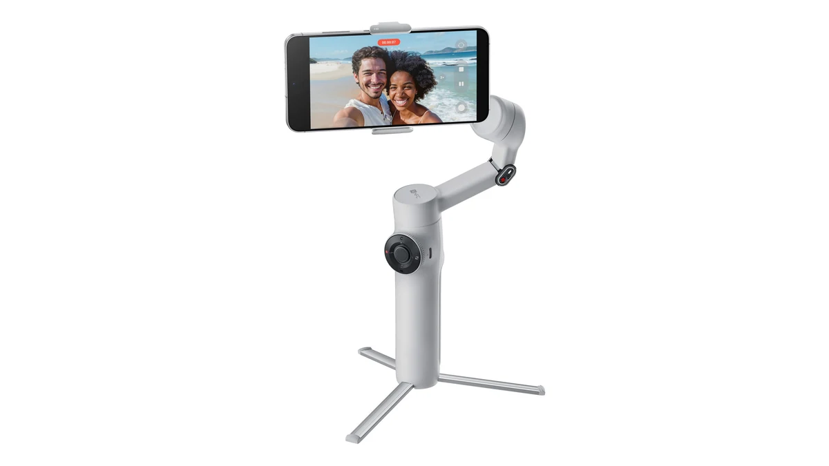 Gimbalul Insta360 Flow 2, gri, pe trepiedul integrat, cu un telefon care arată un selfie
