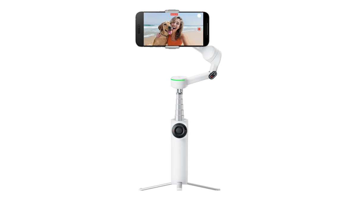 Gimbalul Insta360 Flow 2 Pro, alb, pe trepiedul integrat, cu un telefon în clemă care arată un selfie
