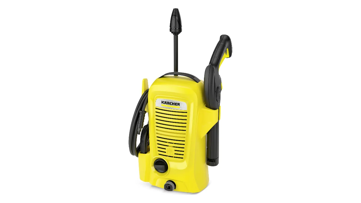 Aparatul de spălat cu presiune Kärcher K2 Universal Edition, galben și compact, cu pistolul și lancea prinse pe aparat, văzut din trei sferturi
