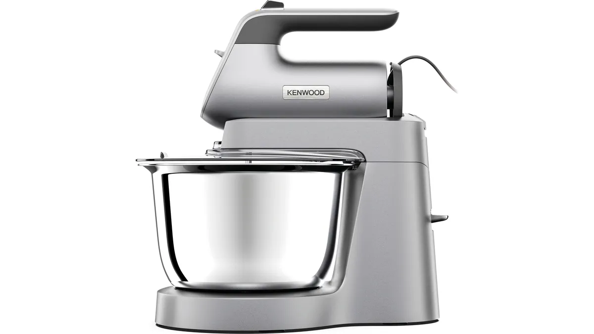 Mixerul Kenwood Chefette HMP54.000SI, argintiu, prins pe suport deasupra bolului rotativ din inox