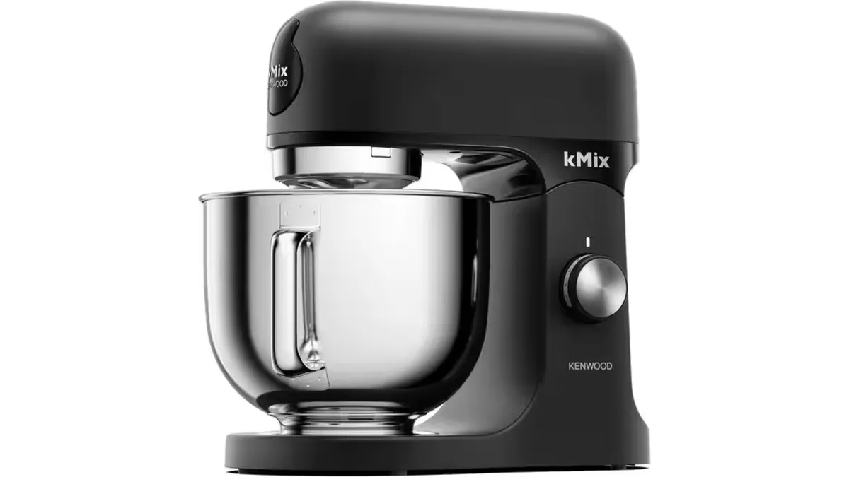 Mixerul planetar Kenwood kMix KMX751ABK, negru, cu bolul din inox montat și capul înclinat deasupra lui