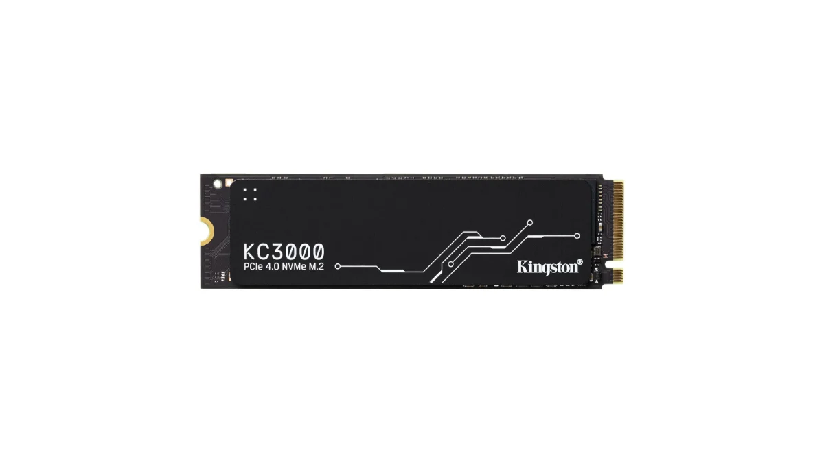 SSD-ul Kingston KC3000 de 2 TB, în format M.2 2280, cu radiator subțire, pe fundal alb
