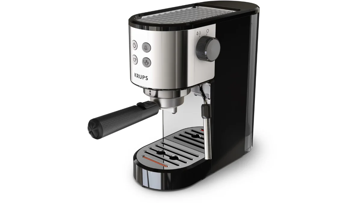 Espressorul Krups Virtuoso Essential XP4418 negru cu argintiu, văzut din trei sferturi, cu portafiltrul montat