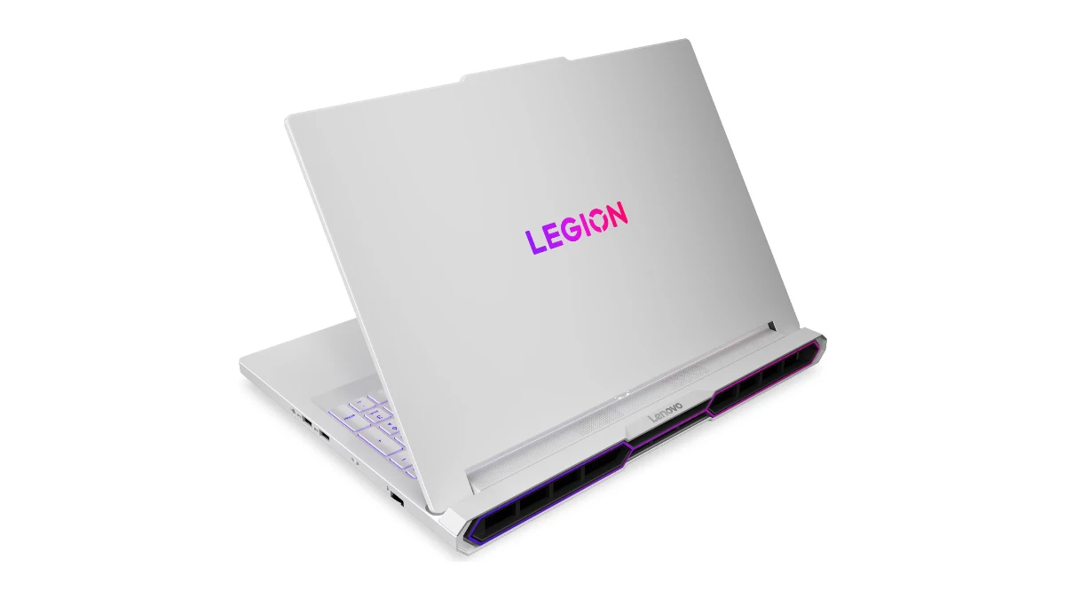 Lenovo Legion Pro 7 16IAX10H alb, văzut din spate și din unghi, cu grilele mari de ventilație și logoul Legion iluminat pe capac