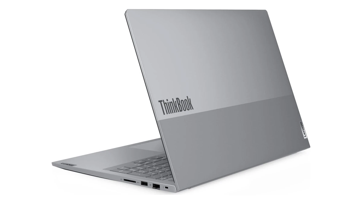 Laptopul Lenovo ThinkBook 16 G9 IRL deschis, văzut din spate și din unghi, cu capacul gri și porturile din partea stângă