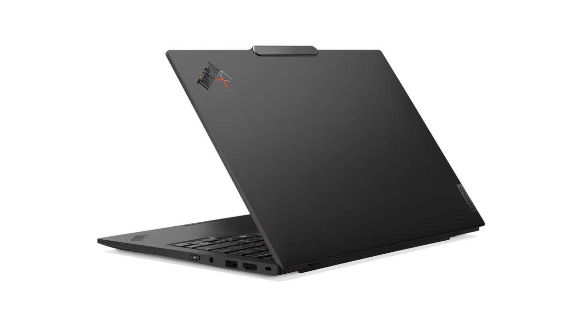 Capacul negru din fibră de carbon al lui Lenovo ThinkPad X1 Carbon Gen 13 Aura Edition, văzut din spate, cu sigla ThinkPad