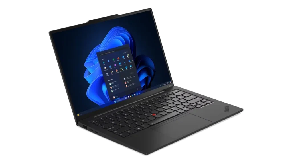 Laptopul Lenovo ThinkPad X1 Carbon Gen 13 Aura Edition deschis, văzut din trei sferturi, cu tastatura neagră și TrackPoint-ul roșu