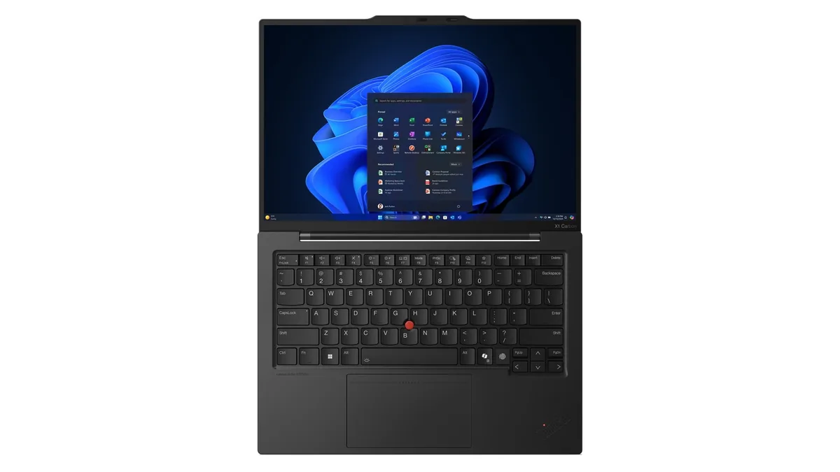 Tastatura și touchpadul lui Lenovo ThinkPad X1 Carbon Gen 13 Aura Edition, văzute de sus, cu TrackPoint-ul roșu în mijloc