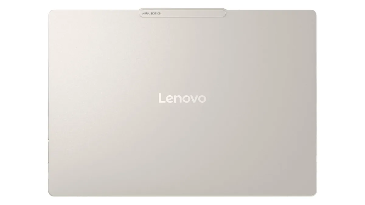 Capacul din aluminiu Seashell al lui Lenovo Yoga Slim 7 14IPH11, văzut de sus, cu sigla Lenovo