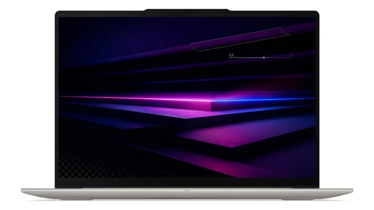Lenovo Yoga Slim 7 14IPH11 văzut din față, cu ecranul OLED de 14 inci, ramele subțiri și camera din proeminența de sus