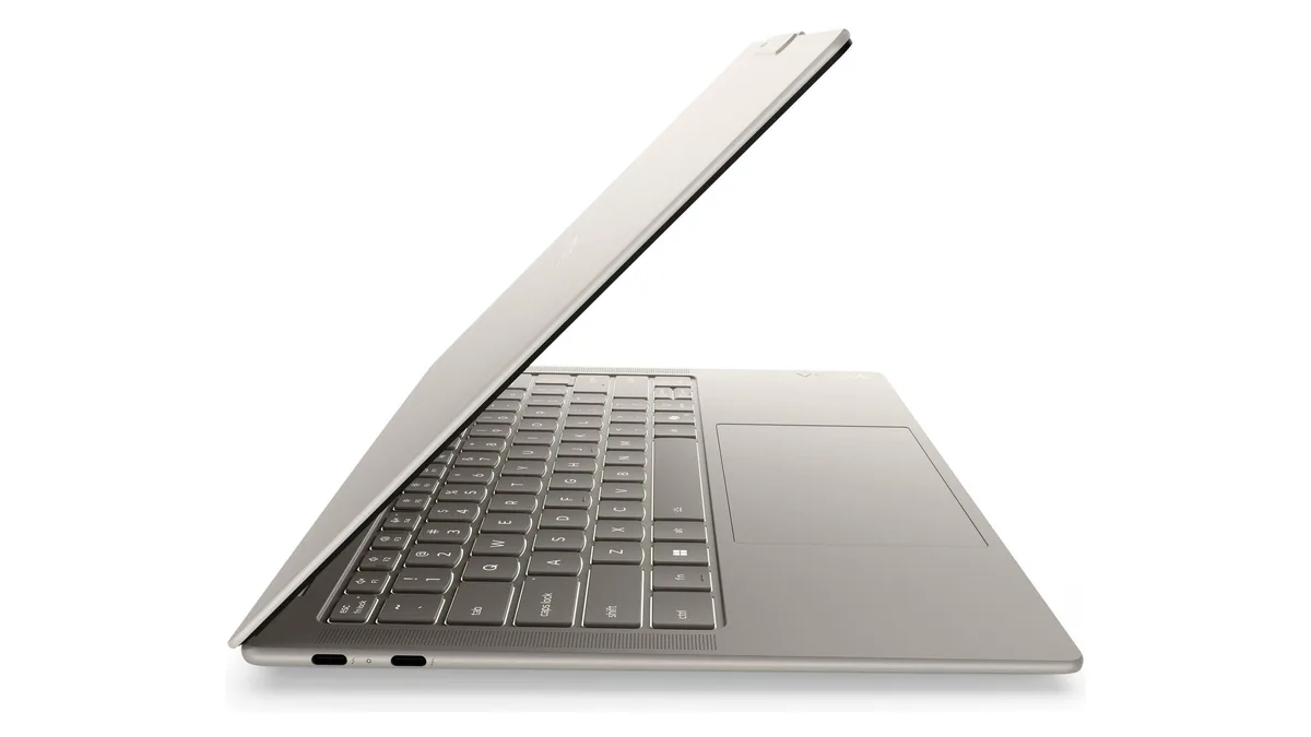 Lenovo Yoga Slim 7 14IPH11 pe jumătate deschis, văzut din lateral, cu cele două porturi Thunderbolt 4 de pe partea stângă