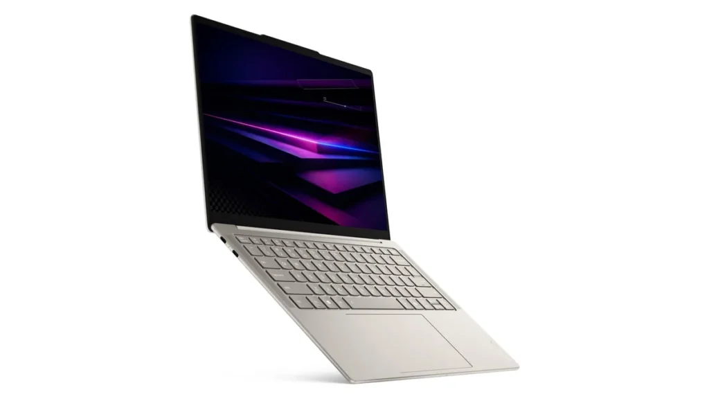 Laptopul Lenovo Yoga Slim 7 14IPH11 în culoarea Seashell, deschis și înclinat, văzut din trei sferturi, cu ecranul OLED pornit