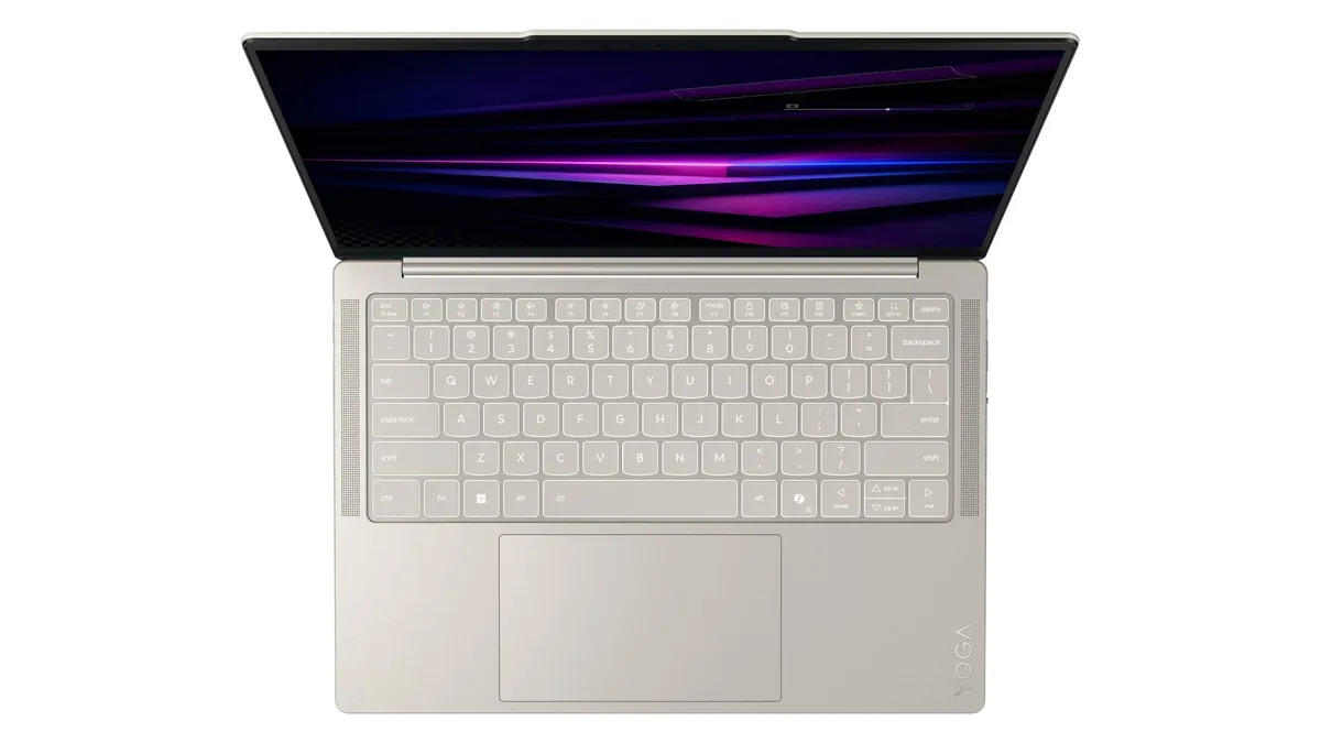 Tastatura cu taste albe și touchpadul mare din sticlă ale lui Lenovo Yoga Slim 7 14IPH11, văzute de sus