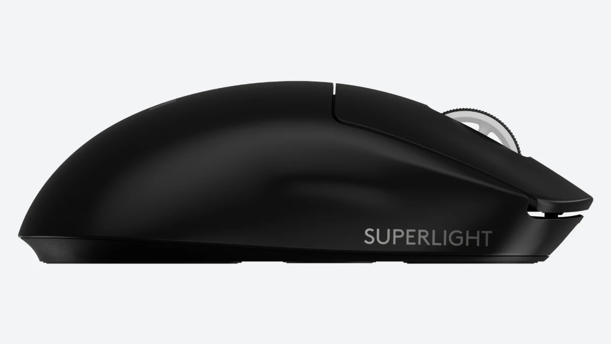 Mouse-ul de gaming wireless Logitech G Pro X Superlight 2, negru, văzut din lateral pe fundal neutru