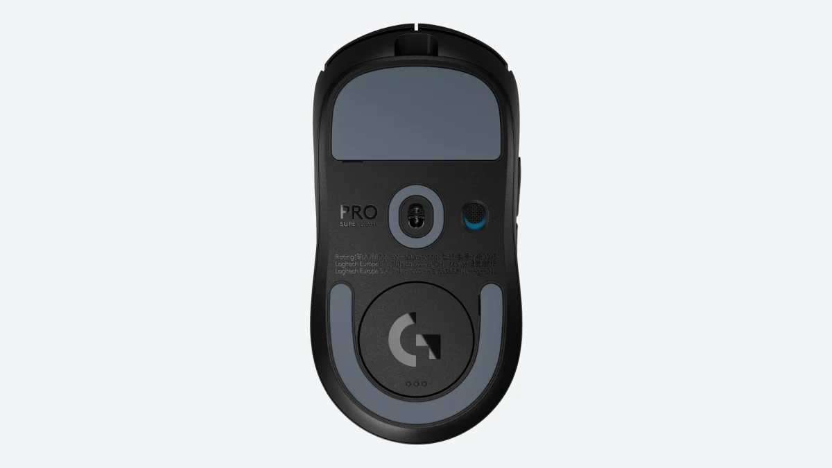 Mouse-ul Logitech G Pro X Superlight 2 negru văzut de jos, cu picioarele de PTFE, senzorul și capacul magnetic