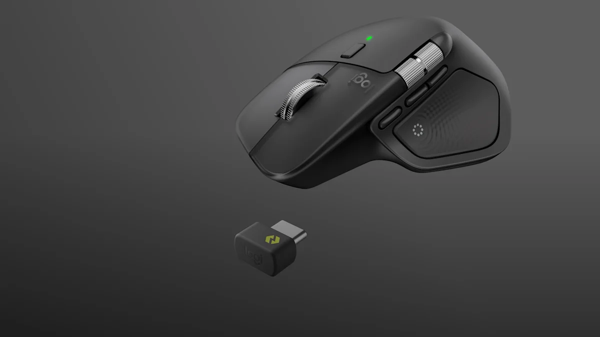 Mouse-ul Logitech MX Master 4 grafit lângă receiverul Logi Bolt cu mufă USB-C, pe un fundal gri închis