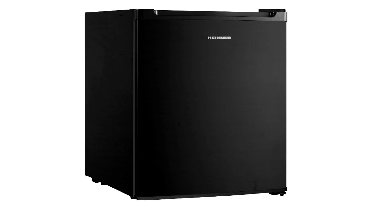 Minibar Heinner HMB-HM41BKE++ negru, văzut din față, ușor din lateral