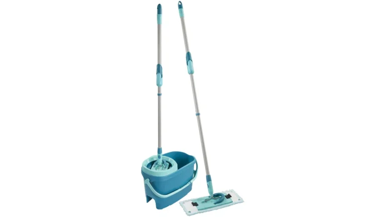 Setul Leifheit Clean Twist M Ergo, cu găleata turcoaz și mopul plat, o dată în sita de stoarcere și o dată pe podea