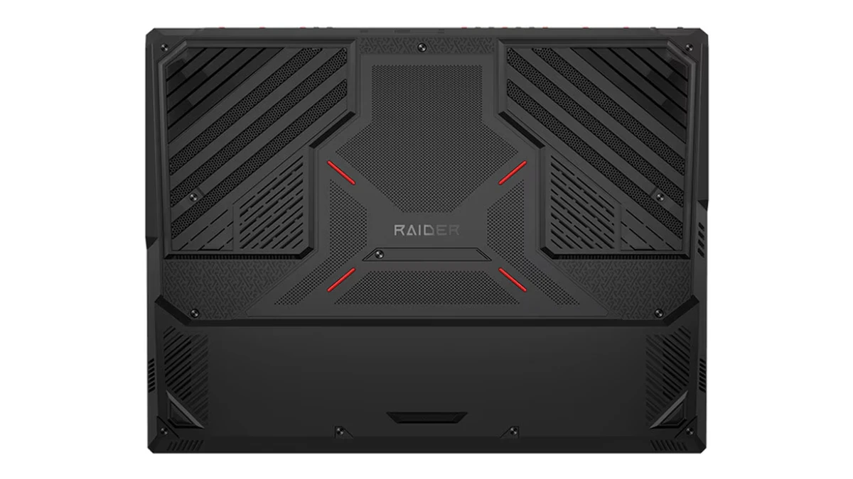Partea de dedesubt a laptopului MSI Raider A18 HX A9WIG, cu grilele mari de ventilație