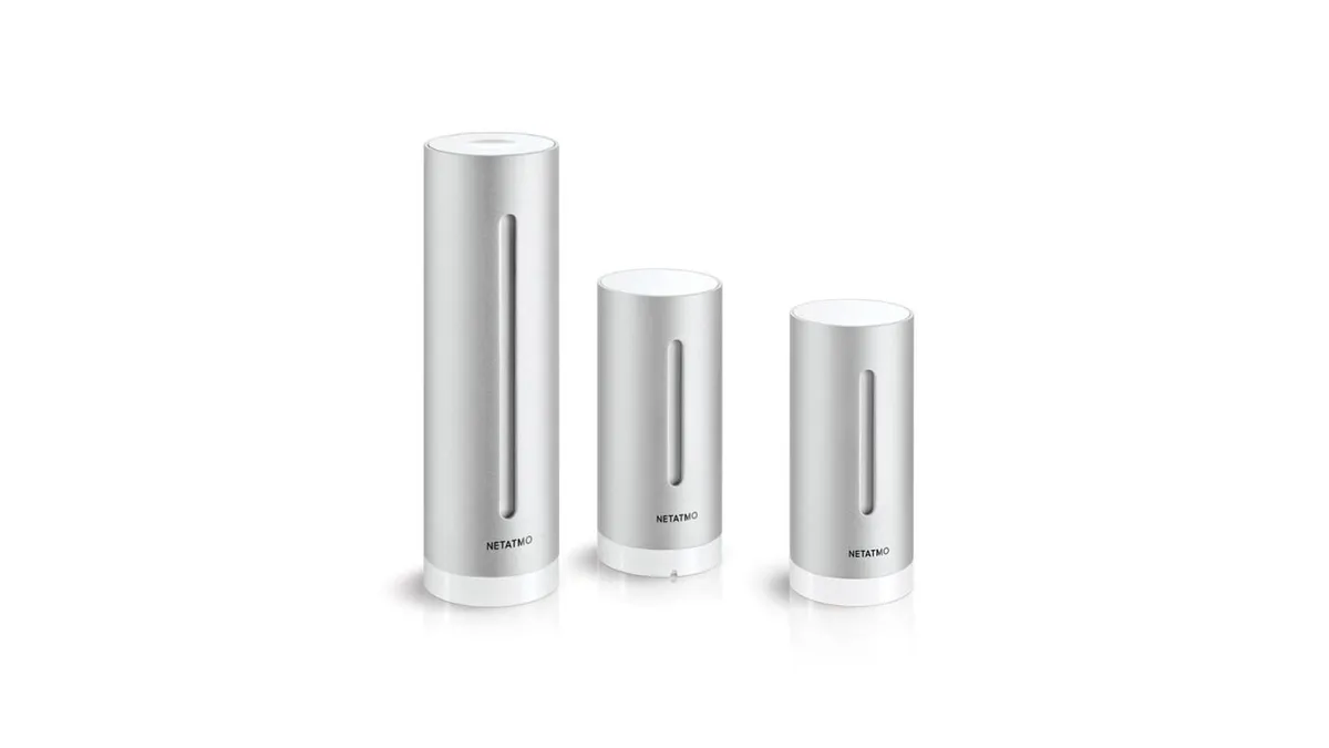 Modulele cilindrice din aluminiu ale stației Netatmo Weather Station, unul mare și două mici