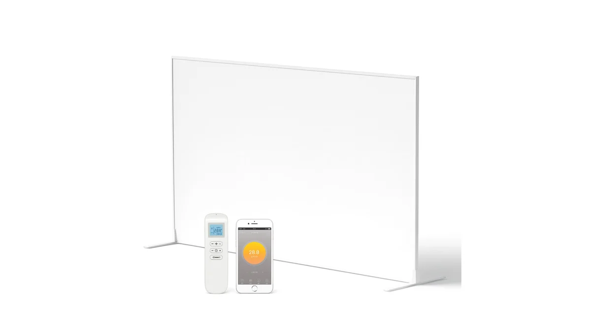 Panoul radiant InfraLite 700W pe picioarele de podea, cu telecomanda-termostat și aplicația alături