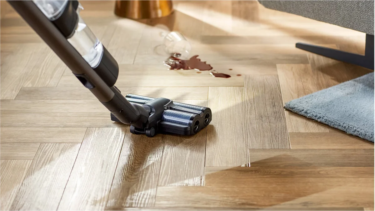 Philips AquaTrio 9000 folosit pe parchet, cu capul de spălare cu role