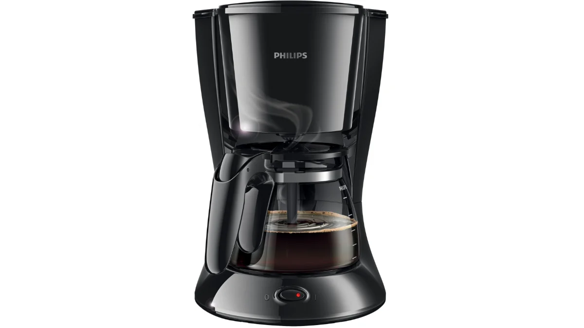 Cafetiera Philips Daily Collection HD7461/20 neagră, văzută din față, cu carafa de sticlă plină cu cafea