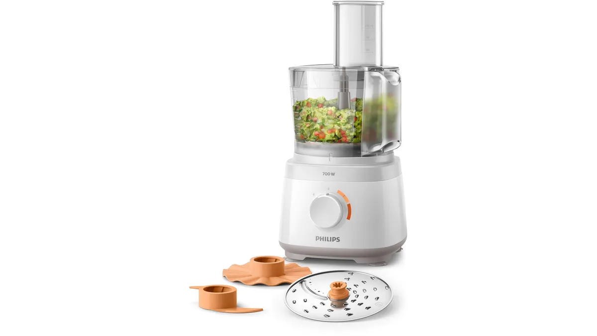 Robotul de bucătărie compact Philips Daily Collection HR7310/00, alb, cu legume tocate în bol și discul de feliere alături