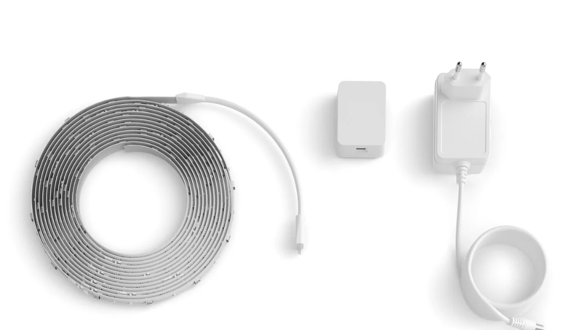 Banda LED Philips Hue Essential de 5 m, rulată, cu controlerul și alimentatorul, pe fundal alb
