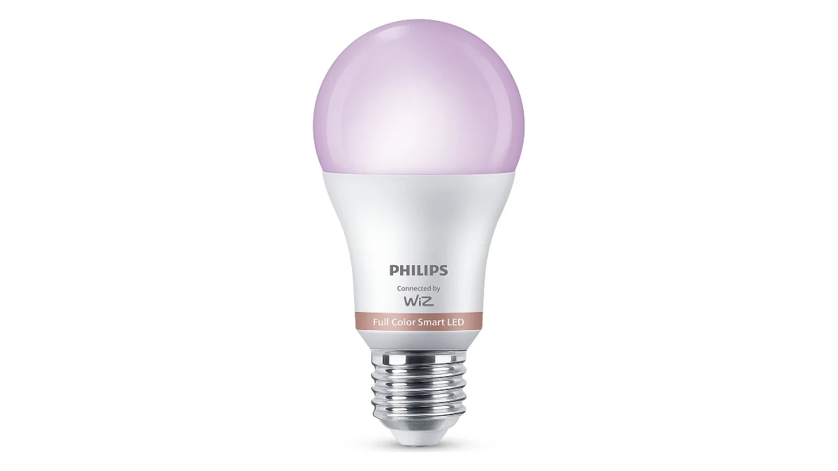 Becul smart Philips Smart A60 RGB, cu soclu E27, aprins în nuanță mov deschis, pe fundal alb