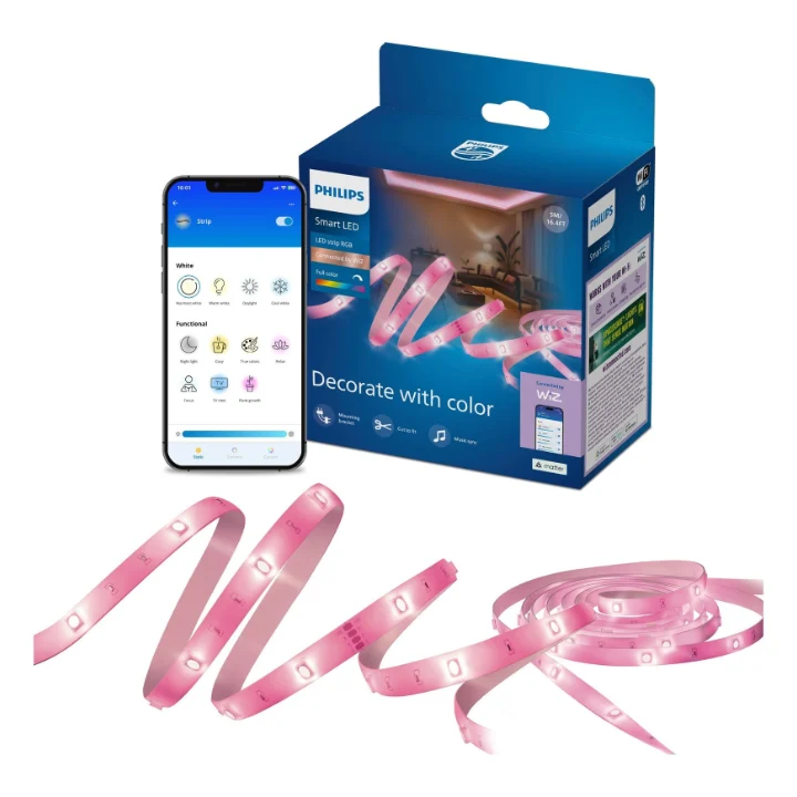 Banda LED Philips Smart RGB de 5 m, aprinsă în roz, lângă cutie și un telefon cu aplicația