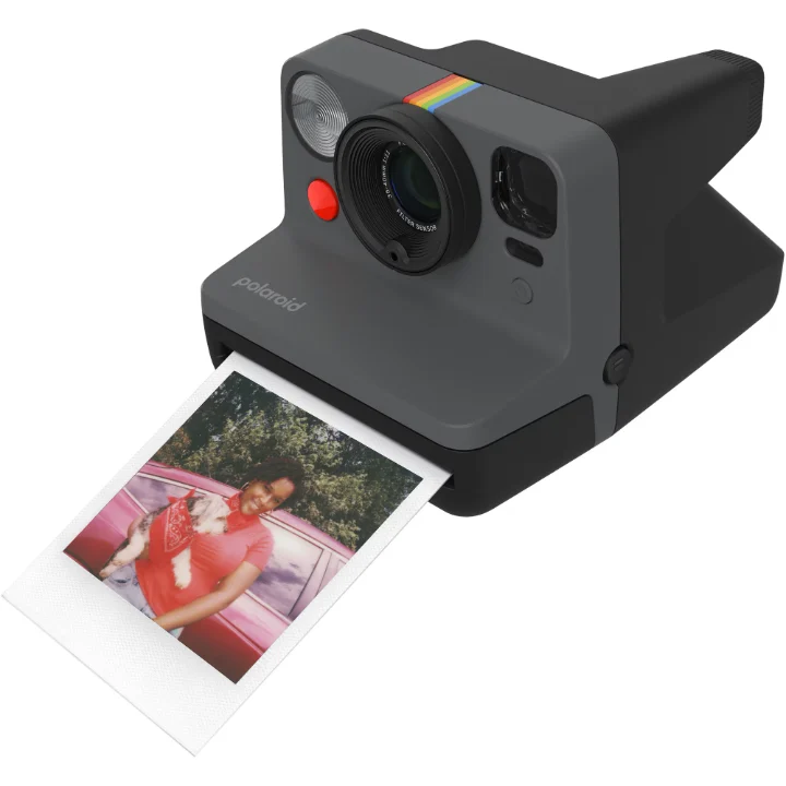 Polaroid Now Gen 3, negru, cu o fotografie ieșită