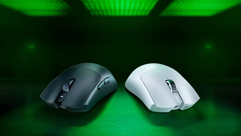 Mouse-urile de gaming wireless Razer Viper V3 Pro, în variantele neagră și albă, văzute din față pe fundal verde