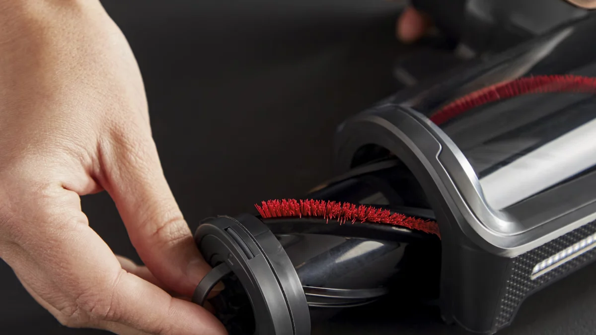 Peria aspiratorului Rowenta X-Force Flex 15.60 scoasă din capul de aspirare