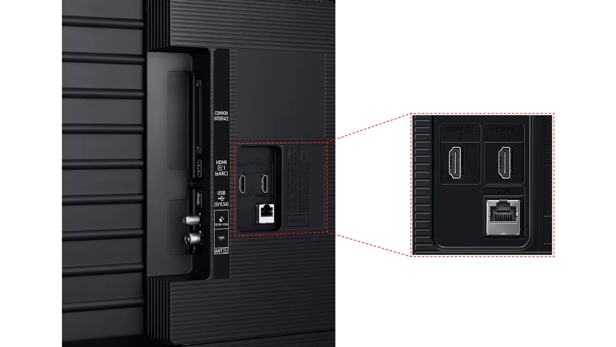 Panoul de conectori din spatele televizorului Samsung 50M72H: slot CI, HDMI 1 cu eARC, USB, antenă, iar în detaliu HDMI 2, HDMI 3 și portul LAN