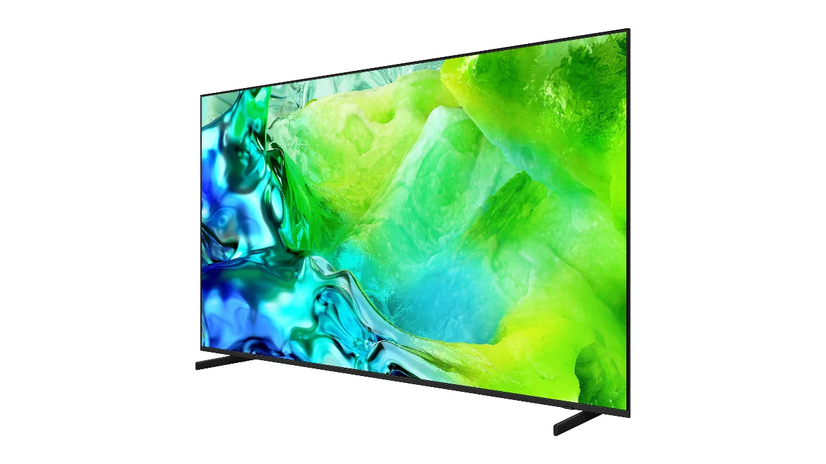 Televizorul Samsung 55QN80H, văzut din unghi lateral, cu picioarele de sprijin montate