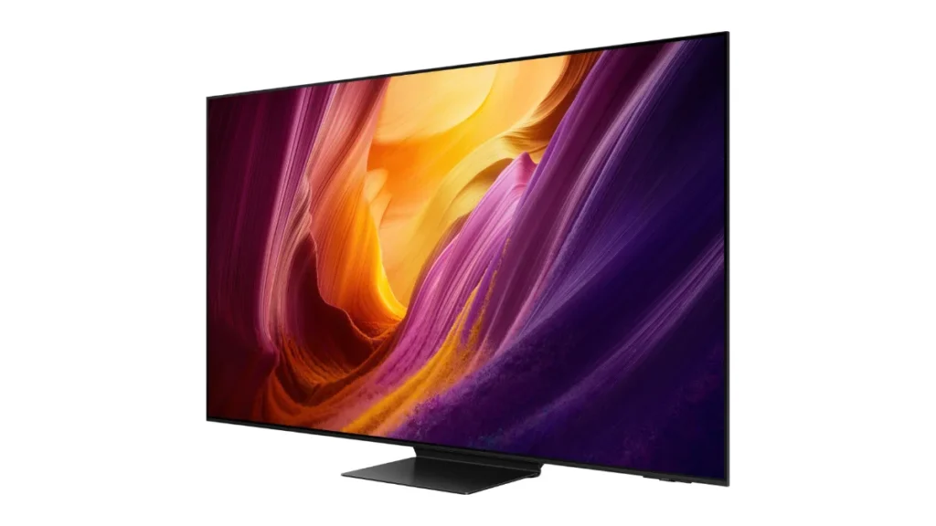 Televizorul Samsung 55S95H, văzut din unghi lateral, pe suportul lui