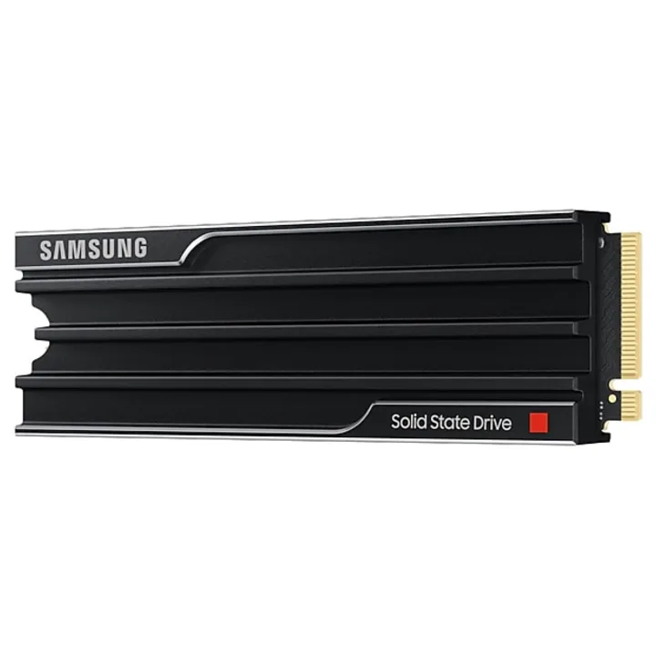SSD Samsung 9100 PRO de 1 TB cu radiator negru, văzut din unghi