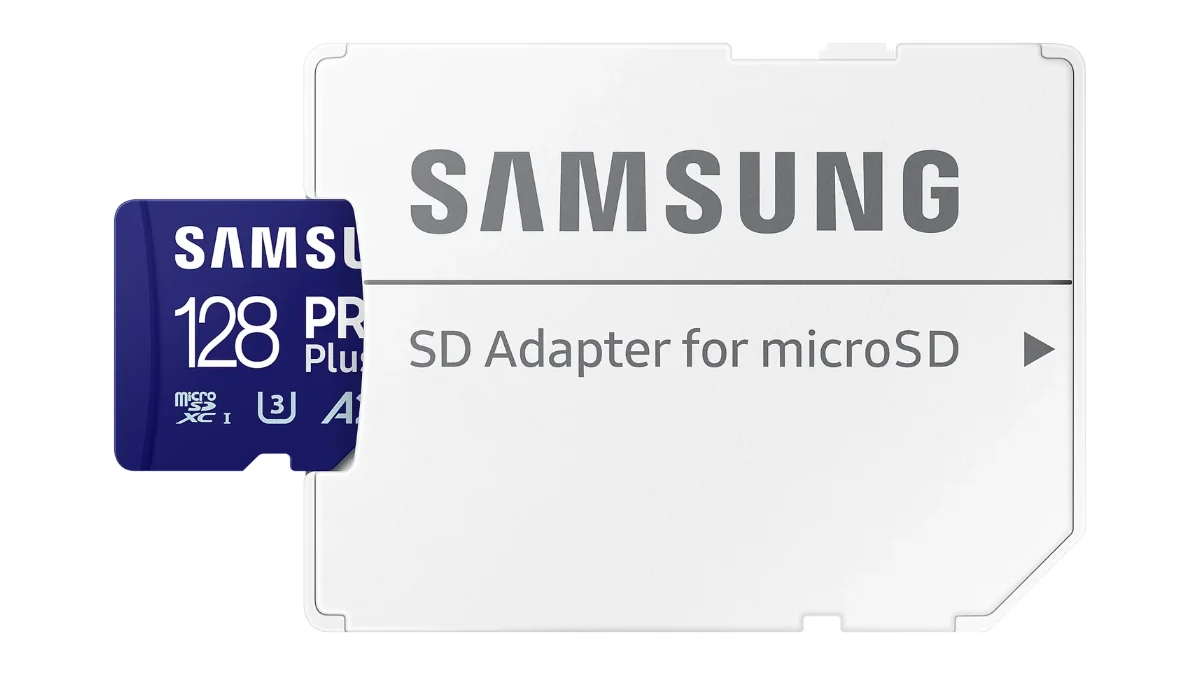 Cardul microSD Samsung PRO Plus de 128 GB, albastru, lângă adaptorul SD alb