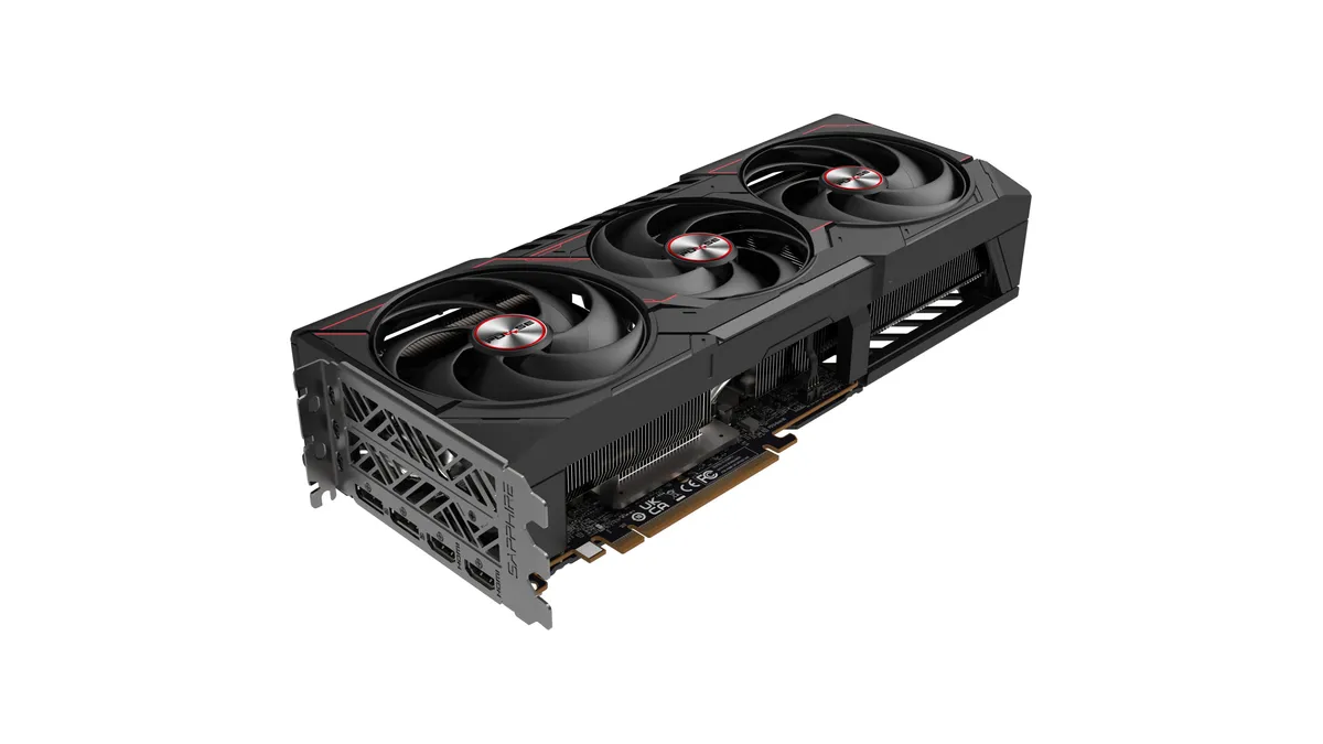 Placa video Sapphire PULSE AMD Radeon RX 9070 XT, neagră cu accente roșii, cu trei ventilatoare, văzută din trei sferturi