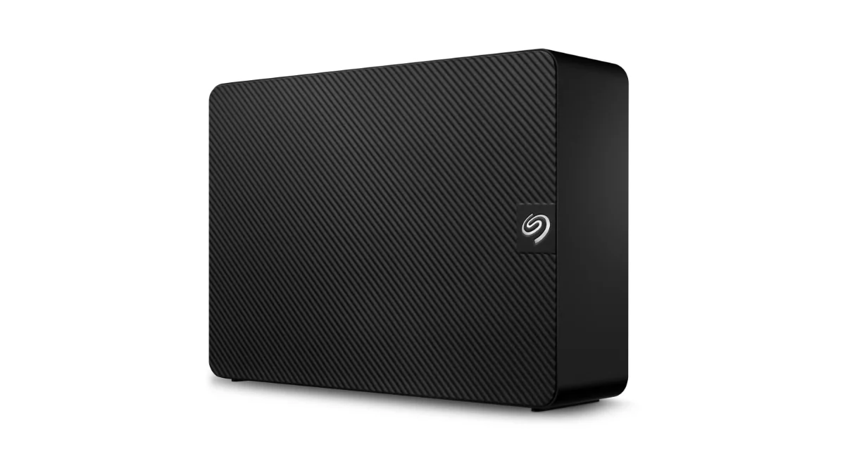 Hard diskul extern de birou Seagate Expansion Desktop de 6 TB, negru, pe fundal alb