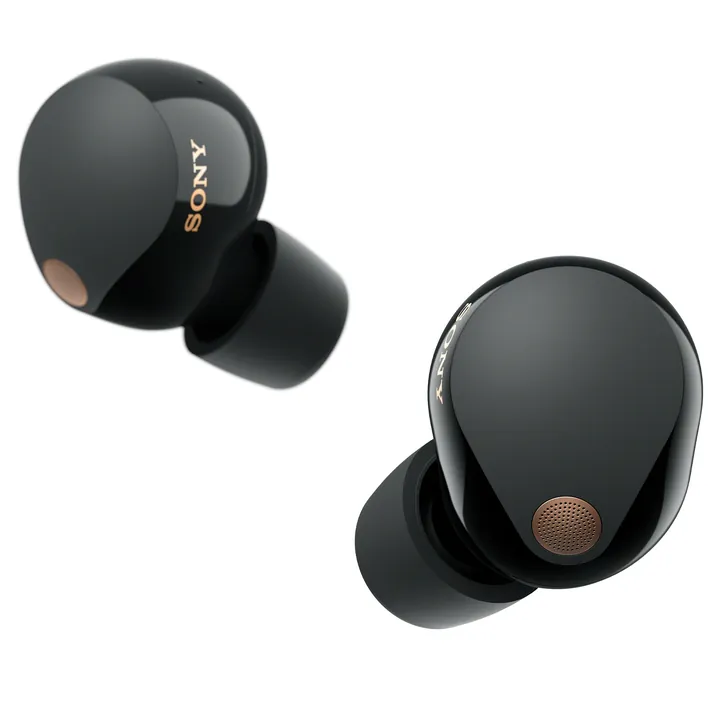 Două căști true wireless Sony WF-1000XM5 negre, pe fundal alb