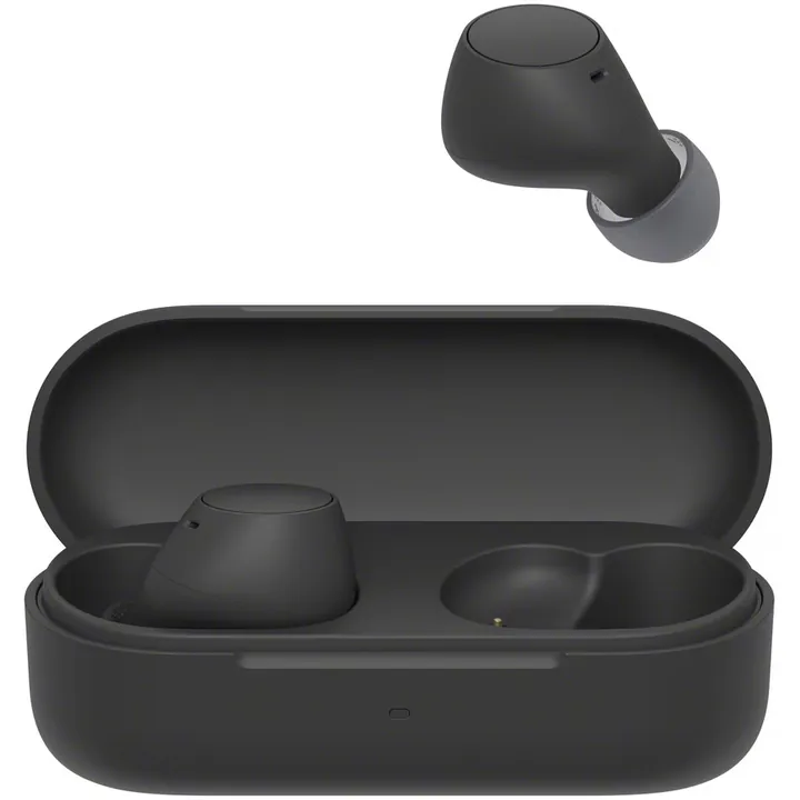 Căști true wireless Sony WF-C510 negre, cu o cască deasupra carcasei de încărcare deschise, pe fundal alb