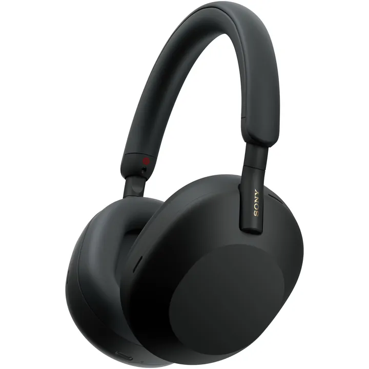 Căști over-ear negre Sony WH-1000XM5, văzute în unghi, pe fundal alb