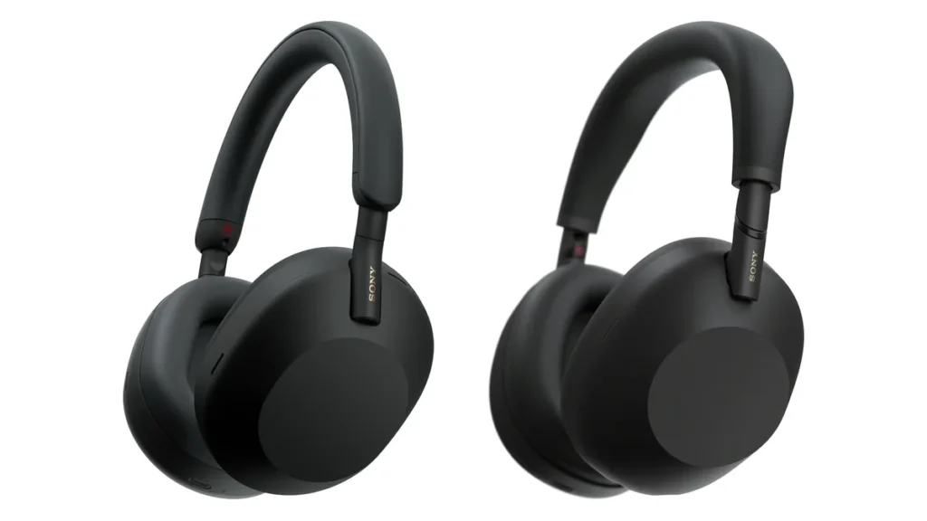 Căștile Sony WH-1000XM5 (stânga) și WH-1000XM6 (dreapta), în varianta neagră, văzute din trei sferturi pe fundal alb