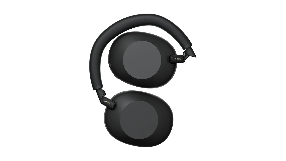 Căștile Sony WH-1000XM6, negre, pliate, văzute de sus pe fundal alb