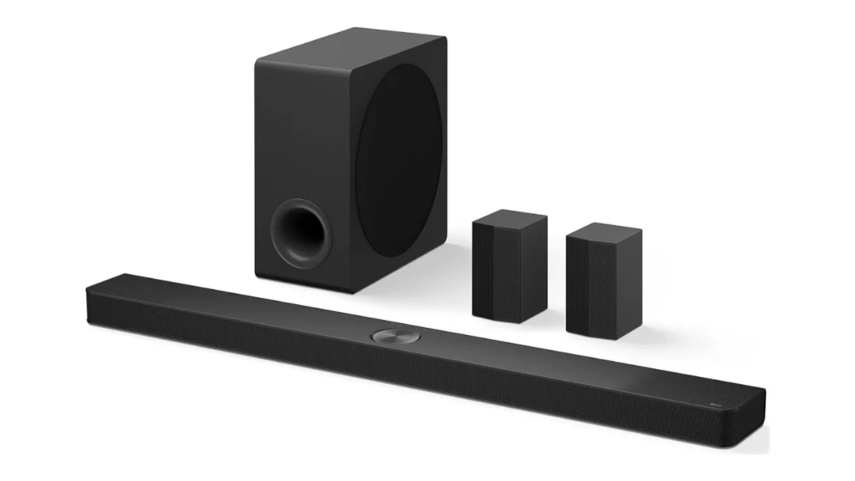 Soundbar LG S90TR cu subwooferul wireless și cele două boxe spate, pe fundal alb