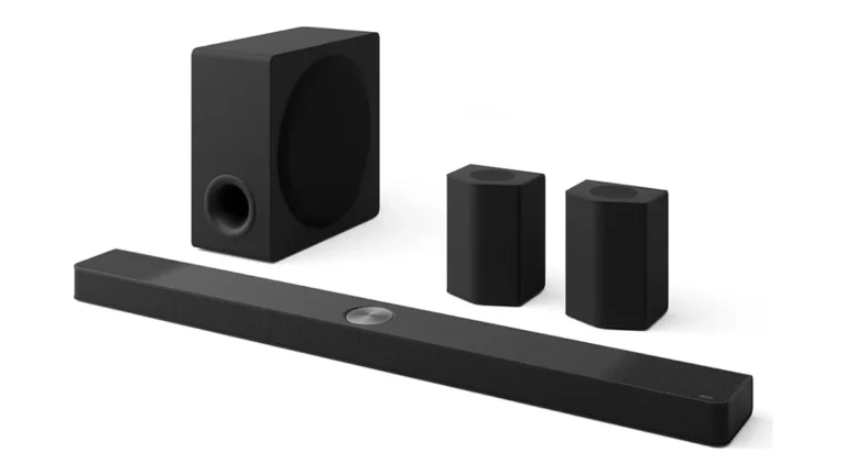 Soundbar LG S95TR cu subwooferul wireless și cele două boxe spate, pe fundal alb