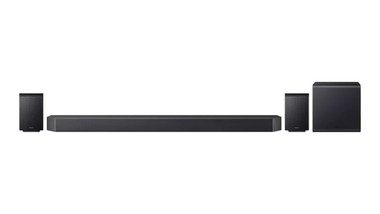 Soundbar Samsung HW-Q990H cu subwooferul wireless și cele două boxe spate, pe fundal alb